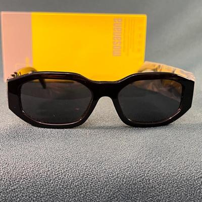 TRENDY HIGH FASHION SUNGLASSES WITH CASE NEW IN BOX