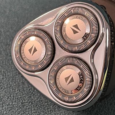 NORELCO ELECTRIC SHAVER IN CARRIER POUCH