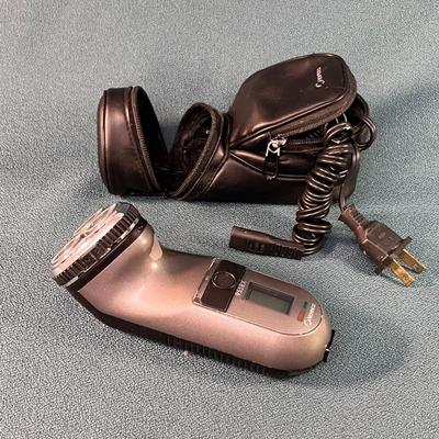 NORELCO ELECTRIC SHAVER IN CARRIER POUCH