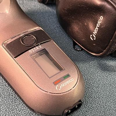 NORELCO ELECTRIC SHAVER IN CARRIER POUCH