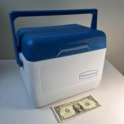 NICE CLEAN RUBBERMAID ICE CHEST COOLER