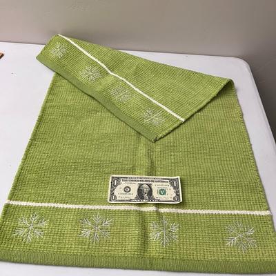 NEWISH CLEAN BATHROOM RUG LIGHT GREEN AND WHITE