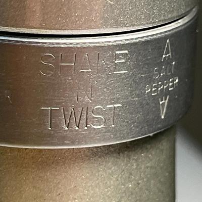 SHAKE & TWIST ALL IN ONE SALT SHAKER PEPPER MILL NEW
