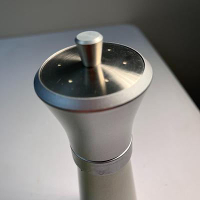 SHAKE & TWIST ALL IN ONE SALT SHAKER PEPPER MILL NEW