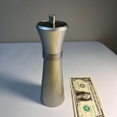 SHAKE & TWIST ALL IN ONE SALT SHAKER PEPPER MILL NEW