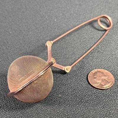 TEA BALL HAND SQUEEZE OPEN STRAINER TOOL
