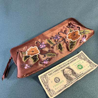 EMBROIDERED SEQUINED CLUTCH PURSE 