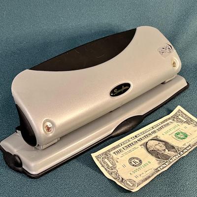 WELL MADE SWINGLINE 3 HOLE PAPER PUNCH
