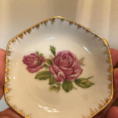 Lot of 4 tea cups, 4 saki cups, 5 gold rim trinket plates, 2 saucers.