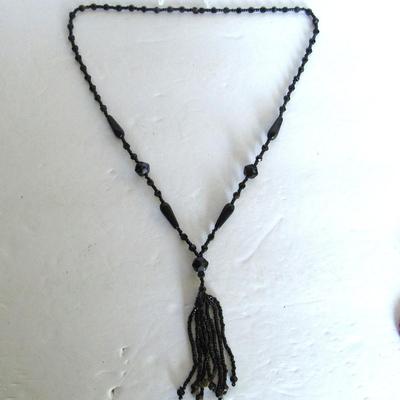Lot 320: Pretty Black Glass Flapper Style Necklace