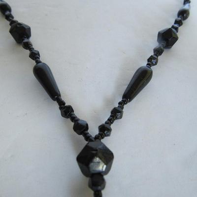 Lot 320: Pretty Black Glass Flapper Style Necklace