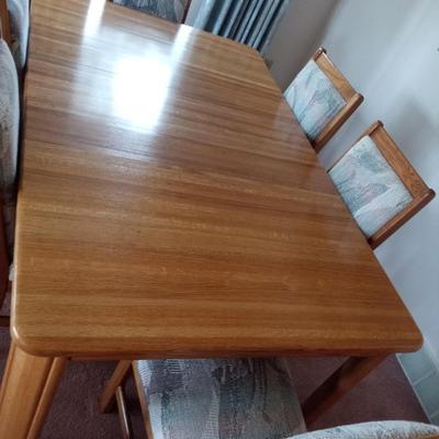 SOLID OAK DINING ROOM TABLE WITH 6 UPHOLSTERED CHAIRS