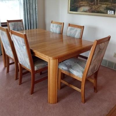 SOLID OAK DINING ROOM TABLE WITH 6 UPHOLSTERED CHAIRS