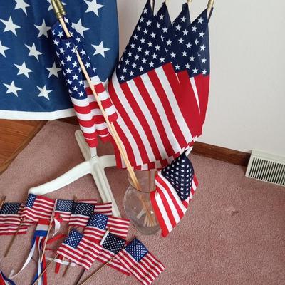 TELESCOPING FLAG POLE WITH LED LIGHTS AND US FLAGS