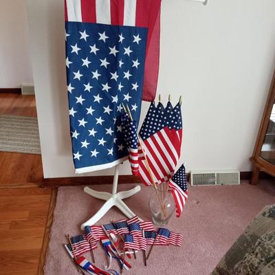 TELESCOPING FLAG POLE WITH LED LIGHTS AND US FLAGS