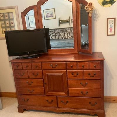 Dresser Very Nice w/Mirror