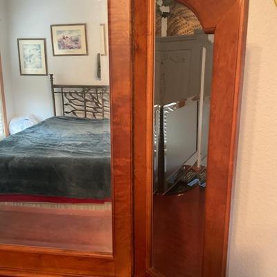 Dresser Very Nice w/Mirror