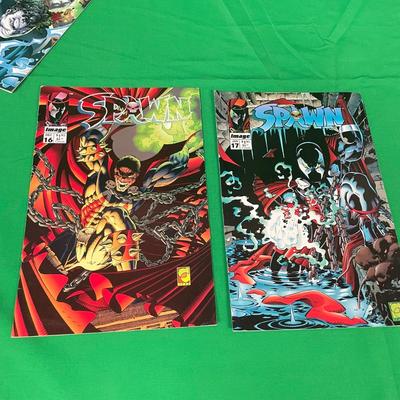 12 Spawn Comics plus DC Graphic Novels & Spawn Figurines (S2-SS)