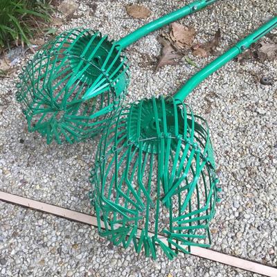 810 Pair of Green Garden Grabbers