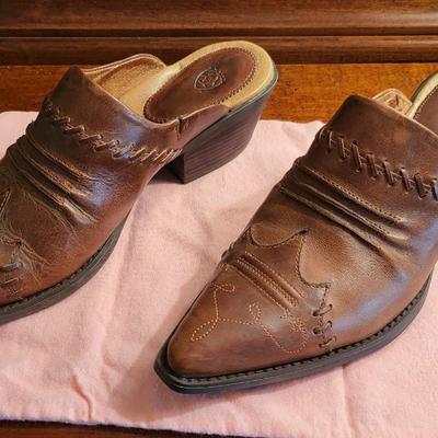 Size 9 Ariat shoes