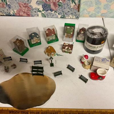 Dickenâ€™s Village Light-Up And Accessories