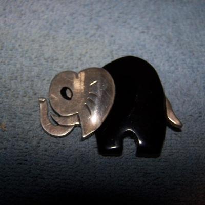 LOT 23 WONDERFUL VINTAGE MEXICAN STERLING/ONYX ELEPHANT PIN