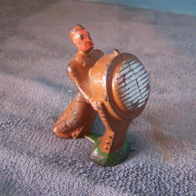 LOT 46 VINTAGE BARCLAY WWII LEAD SOLDIER LIGHT MAN