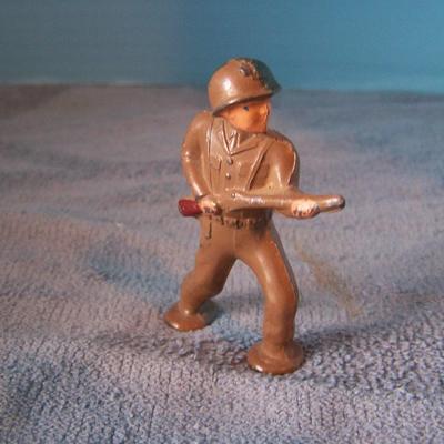 LOT 49 VINTAGE BARCLAY WWII SOLDIER WITH RIFLE