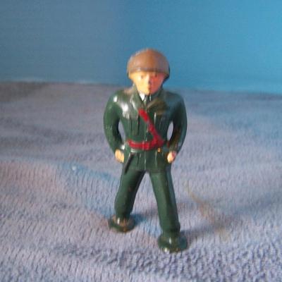LOT 50 VINTAGE BARCLAY WWII SOLDIER