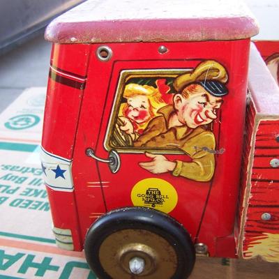 LOT 92 GREAT VINTAGE GONG BELL CATTLE TRUCK & 2 ANIMALS