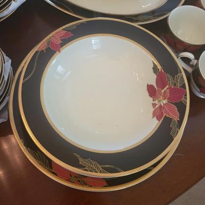 Mikasa China, L3467 Christmas Eve Lot