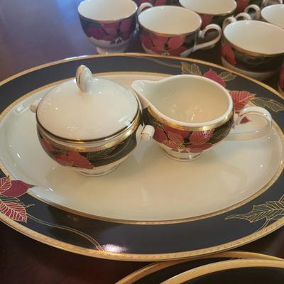 Mikasa China, L3467 Christmas Eve Lot