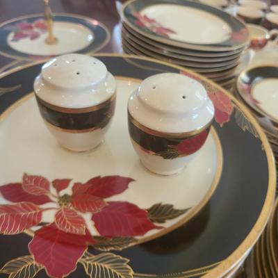 Mikasa China, L3467 Christmas Eve Lot