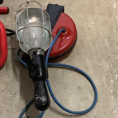 849 Utilitech 500 Watt Portable Work Light with Retractable Shop Light