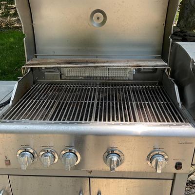 890 Large Kenmore Gas Grill