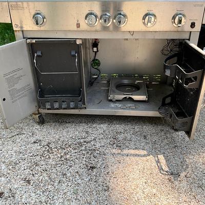 890 Large Kenmore Gas Grill