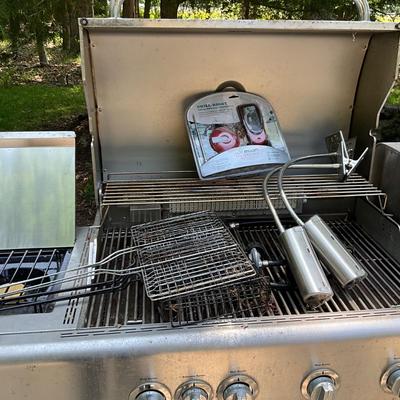 890 Large Kenmore Gas Grill
