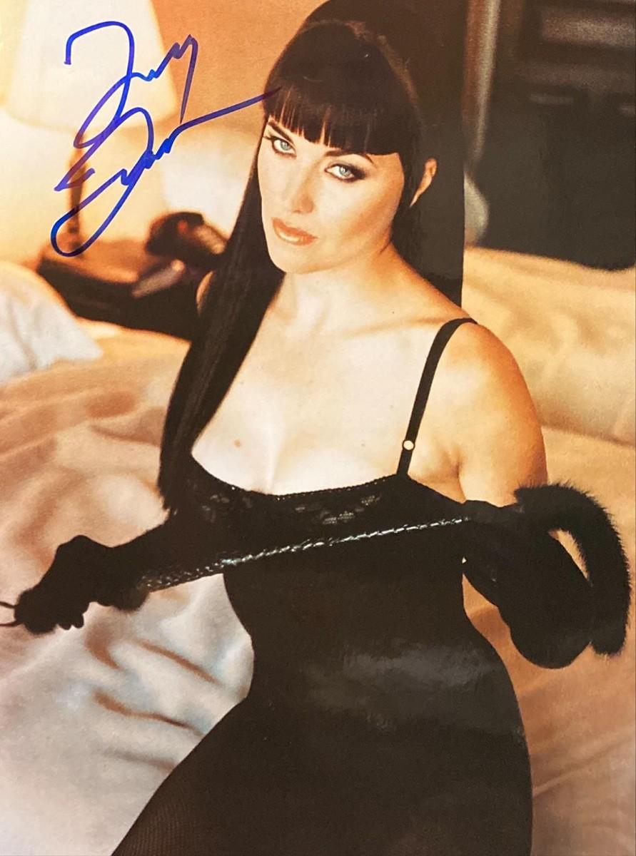 Lucy Lawless Signed Photo | EstateSales.org