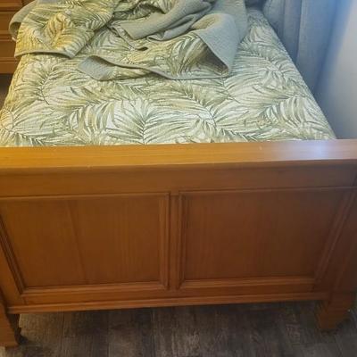 Holland House Twin Bed with Linen
