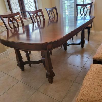 Dinning Table with 8 Chairs and Padding/Extensions