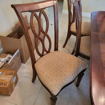 Dinning Table with 8 Chairs and Padding/Extensions