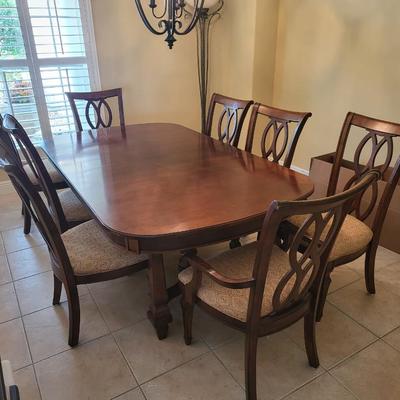 Dinning Table with 8 Chairs and Padding/Extensions