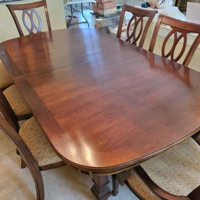 Dinning Table with 8 Chairs and Padding/Extensions