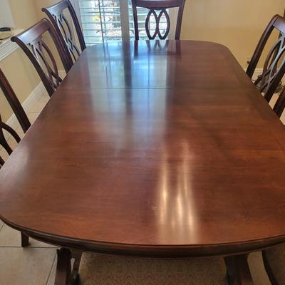 Dinning Table with 8 Chairs and Padding/Extensions