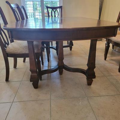 Dinning Table with 8 Chairs and Padding/Extensions