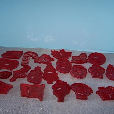 LOT 114 BUNCH OF GREAT VINTAGE RED PLASTIC HRM COOKIE CUTTERS