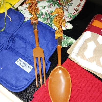 KITCHEN DISH CLOTHES AND TOWELS-WOODEN FORK & SPOON-HOT PADS
