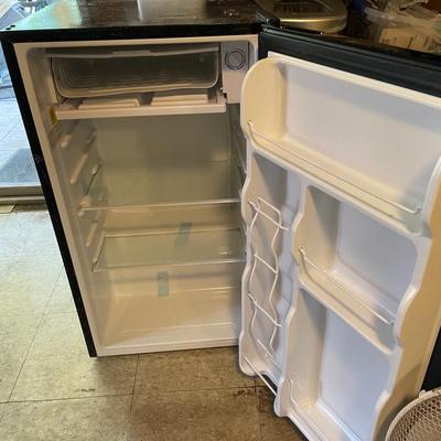 Igloo Dorm Refrigerator (tested)