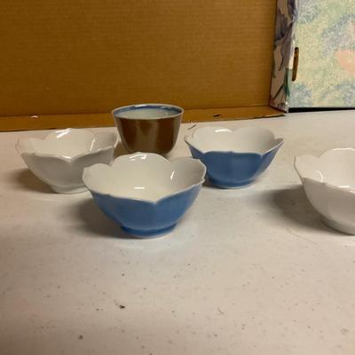 4 White And Blue Lotus Dishes And Small Cup
