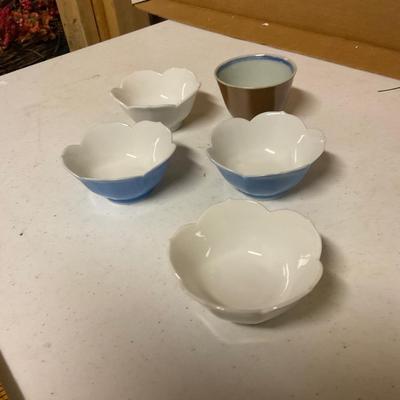 4 White And Blue Lotus Dishes And Small Cup